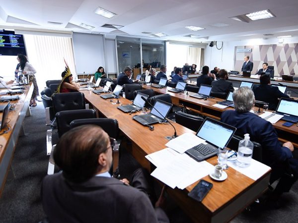 Mesa: 
presidente da CCJ, senador Davi Alcolumbre (União-AP).