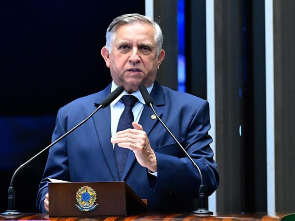 À tribuna, em discurso, senador Izalci Lucas (PL-DF).