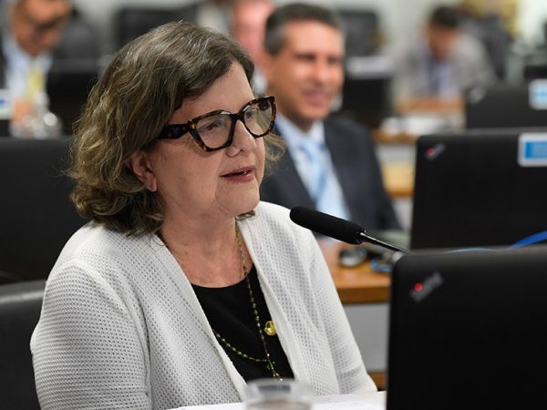 Em destaque, à bancada, senadora Teresa Leitão (PT-PE).