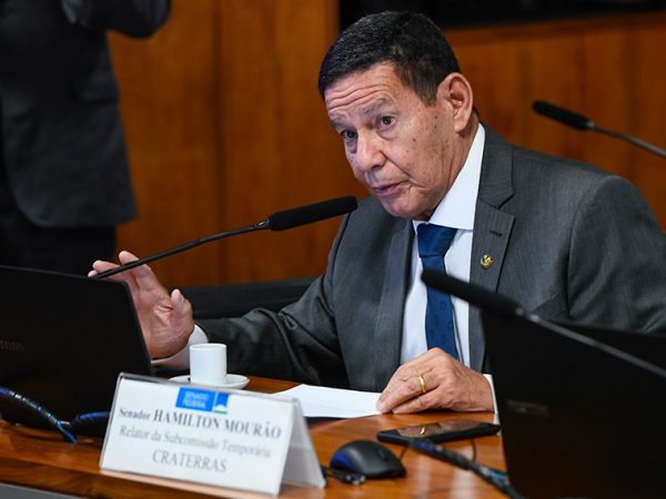 Em pronunciamento, à bancada, senador Hamilton Mourão (Republicanos-RS).