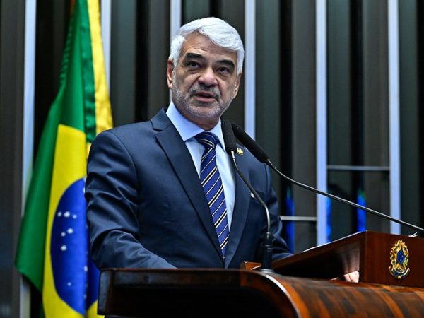 À tribuna, em discurso, senador Humberto Costa (PT-PE).