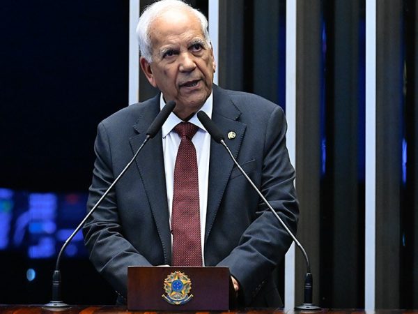 Em discurso, à tribuna, senador Oriovisto Guimarães (PSDB-PR).