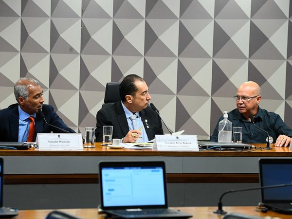 Mesa: 
relator da CPIMJAE, senador Romário (PL-RJ);
presidente da CPIMJAE, senador Jorge Kajuru (PSB-GO); 
presidente do Clube Atlético Patrocinense (MG), Roberto Avatar em pronunciamento.