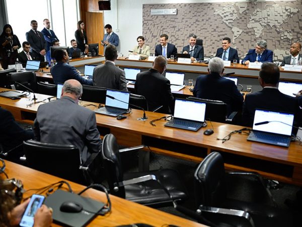 Mesa: 
indicado para exercer o cargo de membro do Conselho Diretor da Agência Nacional de Telecomunicações (Anatel), Octavio Penna Pieranti (MSF 45/2025);
indicado para exercer o cargo de membro do Conselho Diretor da Agência Nacional de Telecomunicações (Anatel), Edson Victor Eugenio de Holanda (MSF 42/2025);
presidente da CI, senador Marcos Rogério (PL-RO);
indicado para exercer o cargo de diretor-presidente da Agência Nacional de Aviação Civil (Anac), Tiago Chagas Faierstein (MSF 88/2024); 
indicado para exercer o cargo de diretor da Agência Nacional de Aviação Civil (Anac), Rui Chagas Mesquita (MSF 89/2024);
indicado para exercer o cargo de diretor da Agência Nacional de Aviação Civil (Anac), Antonio Mathias Nogueira Moreira (MSF 37/2025).
