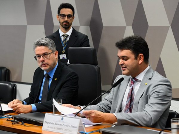 Mesa: 
senador Alessandro Vieira (MDB-SE);
relator da CMMPV 1.202/2023, deputado Rubens Pereira Júnior (PT-MA).