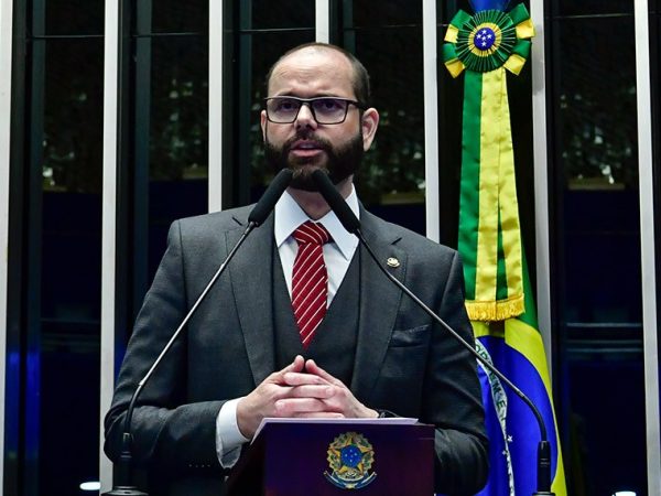 Em discurso, à tribuna, senador Jorge Seif (PL-SC).