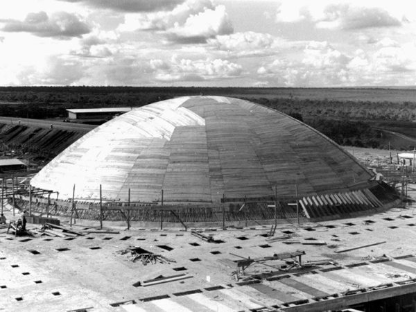 Construção da cúpula do Senado, em 1959 Arquivo público de Brasilia