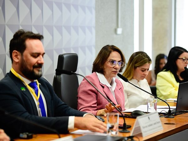 Mesa:
presidente da Associação Brasileira de Criminalística, Marcos Antônio Contel Secco; 
presidente da CDH, senadora Damares Alves(Republicanos-DF); 
doutora em Sociologia - chefe da Assessoria de Segurança Cidadã e Assessora Especial na Subsecretaria de Integração de Políticas Públicas de Segurança da Secretaria de Segurança Pública do Distrito Federal, major QOPM Daniele de Sousa Alcântara; 
coordenadora-geral de Relações Estudantis e Serviços Digitais do Ministério da Educação (MEC), Lucia Campos Pellanda.
