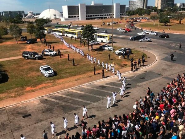 Aguardados por familiares, presos são liberados em saída temporária em Brasília, sob vigilância de policiais penais Seape/Divulgação