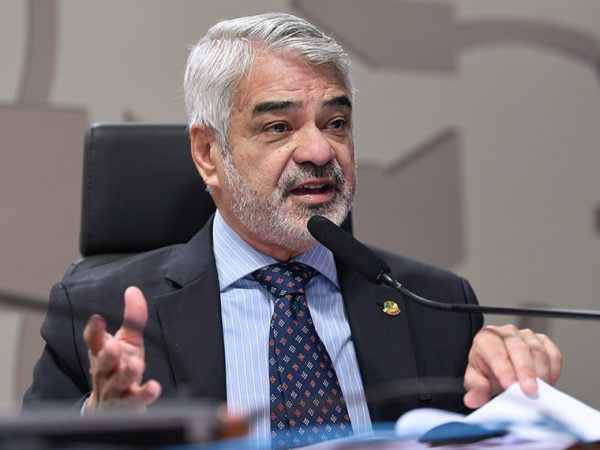 Presidente da CAS, senador Humberto Costa (PT-PE) conduz reunião.