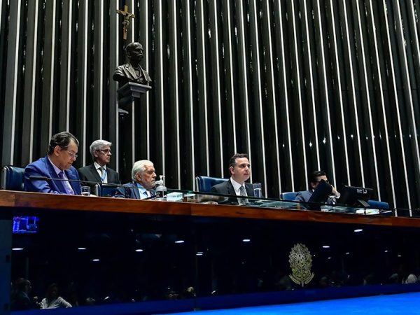 Mesa: 
senador Eduardo Braga (MDB-AM);
líder do governo no Senado Federal, senador Jaques Wagner (PT-BA);
presidente do Senado Federal, senador Rodrigo Pacheco (PSD-MG), conduz sessão; 
secretário-geral da Mesa do Senado Federal, Gustavo A. Sabóia Vieira.