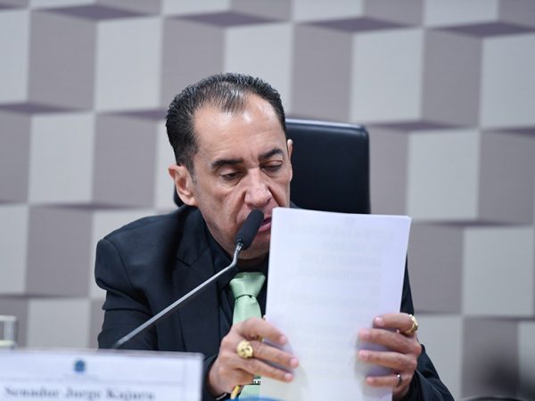 À mesa, presidente da CMAATIVOS, senador Jorge Kajuru (PSB-GO), conduz audiência.