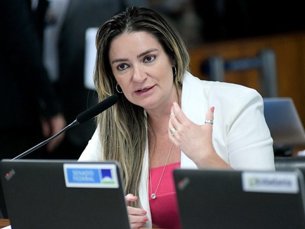 À bancada, em pronunciamento, senadora Augusta Brito (PT-CE).