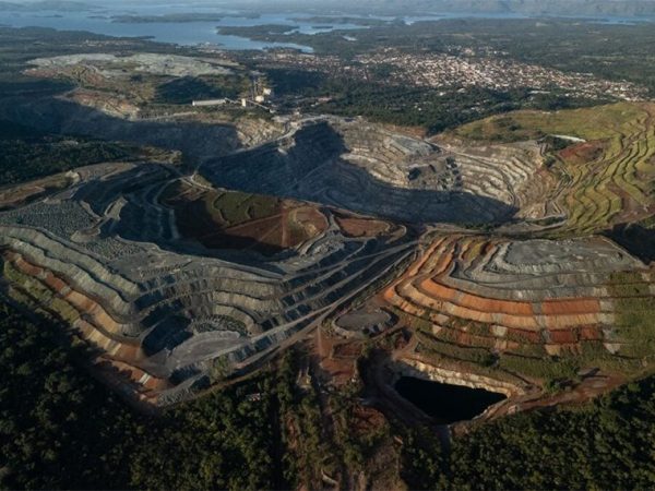 Extração, em Minaçu (GO), de elementos essenciais à fabricação de ímãs permanentes, usados em  veículos elétricos Divulgação