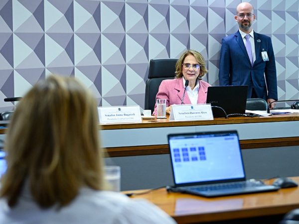 À bancada, suplente do senador Wilder Morais, Izaura Cardoso.
