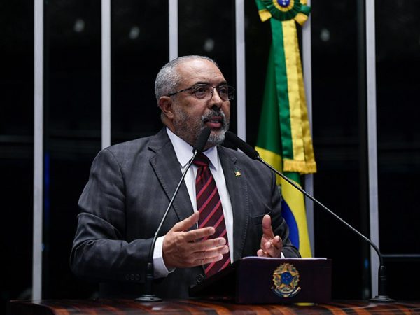 Em discurso, à tribuna, senador Paulo Paim (PT-RS).