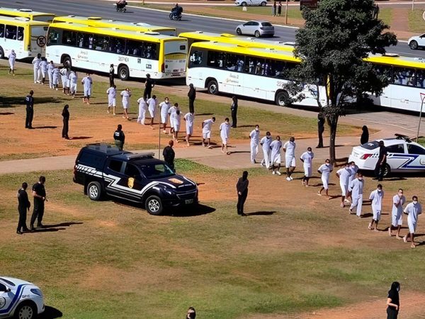 Policiais penais controlam saída temporária de presos em Brasília, em 2022 Seape/Divulgação