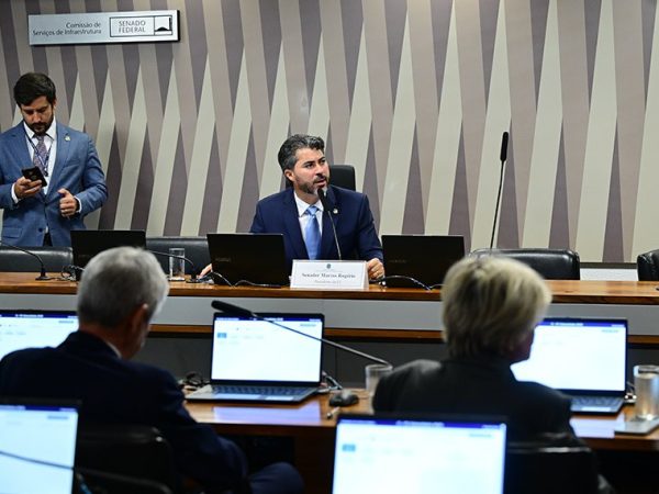 Mesa: 
presidente da CI, senador Marcos Rogério (PL-RO).