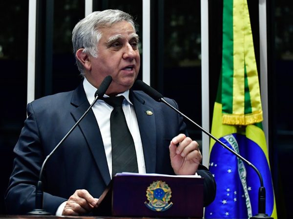 À tribuna, em discurso, senador Izalci Lucas (PL-DF).