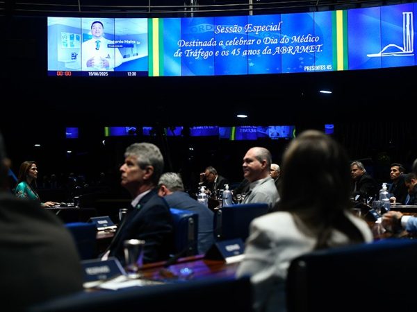 Painel exibe vídeo.