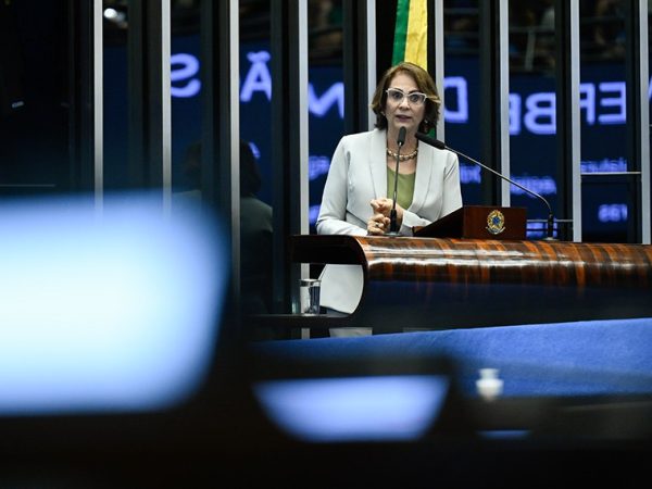 À tribuna, em discurso, senadora Damares Alves (Republicanos-DF).