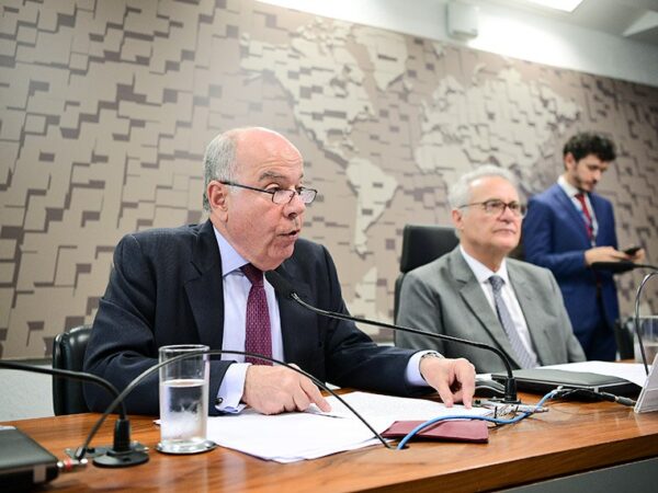 Mesa: 
ministro de Estado das Relações Exteriores, Mauro Vieira - em pronunciamento; 
presidente da CRE, senador Renan Calheiros (MDB-AL).