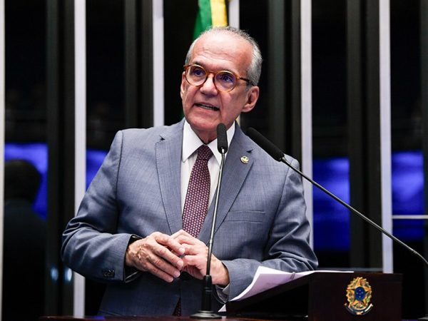 Em pronunciamento, à bancada, senador Fernando Dueire (MDB-PE).