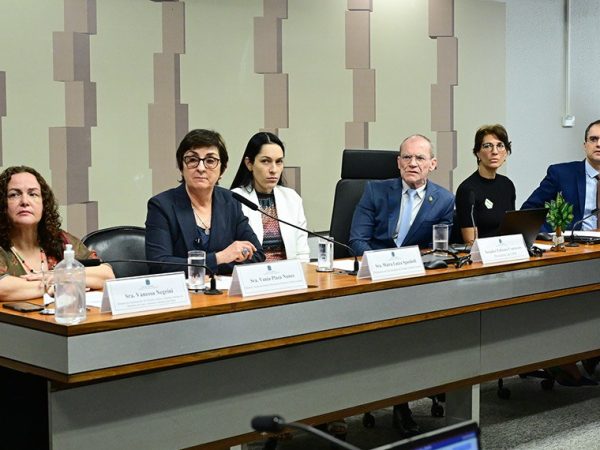 Mesa: 
diretora do Departamento de Proteção, Defesa e Direitos Animais do Ministério do Meio Ambiente e Mudança do Clima,  Vanessa Negrini;
diretora técnica do Fórum Nacional de Proteção e Defesa Animal, Vania Plaza Nunes;
professora na Universidade do Estado do Mato Grosso, Maira Luiza Spanholi; 
presidente da CMA, senador Fabiano Contarato (PT-ES);  
coordenadora do Grupo de Advocacia Animalista Voluntária e Consultora Jurídica da Agência de Notícias de Direitos Animais, Leticia Filpi; 
diretor de Relações Governamentais e Políticas Públicas da Mercy For Animals no Brasil, George Sturaro.