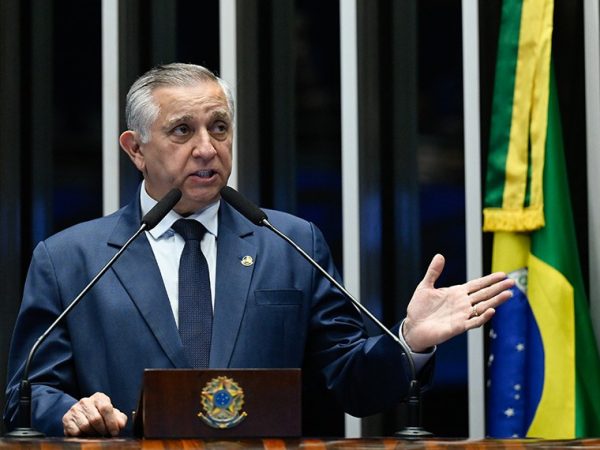 À tribuna, em discurso, senador Izalci Lucas (PL-DF).