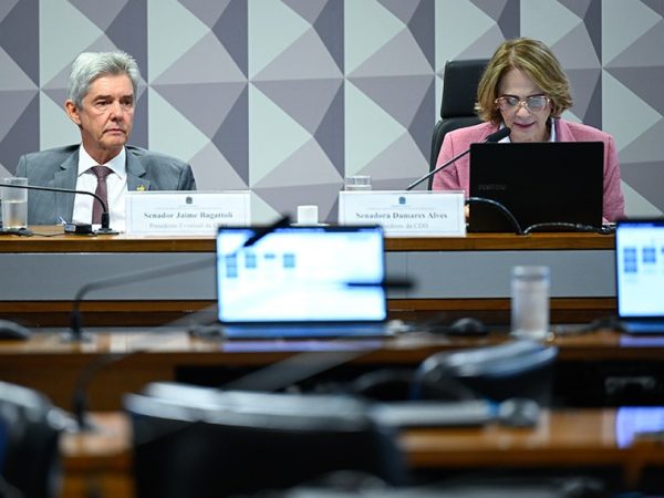 Mesa: 
senador Jaime Bagattoli (PL-RO);
presidente da CDH, senadora Damares Alves (Republicanos-DF), conduz reunião.