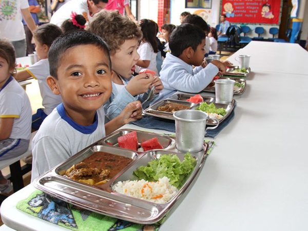 Crianças na hora da merenda, em escola no Amazonas Arlesson Sicsú/SEMCOM