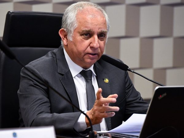 À mesa, presidente da CTIADMTR, senador Izalci Lucas (PSDB-DF), conduz audiência.
