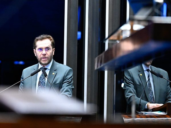 Em discurso, à tribuna, senador Plínio Valério (PSDB-AM).