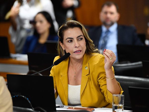 À bancada, em pronunciamento, senadora Soraya Thronicke (Podemos-MS).