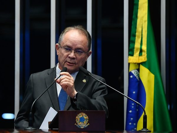 À tribuna, em discurso, senador Zequinha Marinho (Podemos-PA).