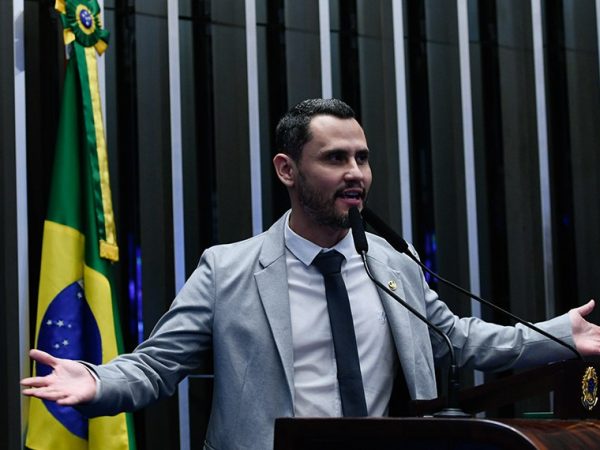 Em discurso, à tribuna, senador Cleitinho (Republicanos-MG).