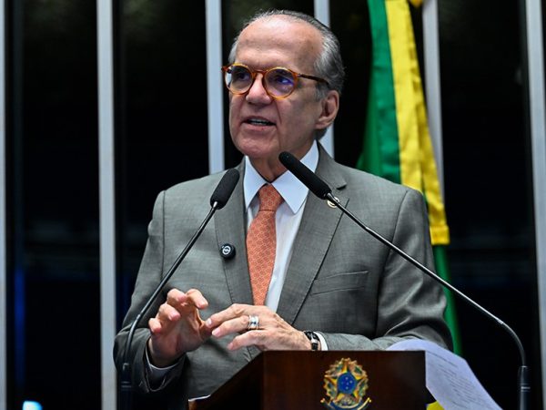 À tribuna, em discurso, senador Fernando Dueire (MDB-PE).