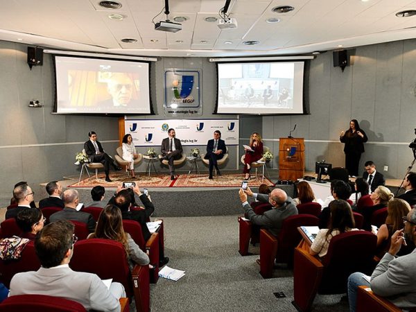 Participam:
secretário-geral da Mesa do Senado Federal entre abril de 2021 e 2025, Gustavo Sabóia;
secretário-geral da Mesa do Senado Federal entre 14 de março de 2007 a 4 de abril de 2014, Claudia Lyra;
secretário-geral da Mesa do Senado Federal, Danilo Augusto Barboza de Aguiar;
secretário-geral da Mesa do Senado Federal entre De 2014 a 2021, Luiz Fernando Bandeira de Mello Filho;
repórter da TV Senado Isabela Dutra - em pronunciamento.