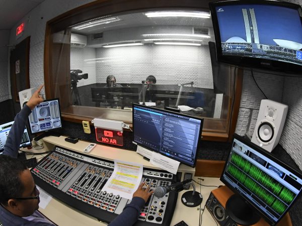 O programa Primeiro Item inicia esta semana uma série sobre Reforma da Previdência. O consultor do Senado, Pedro Fernando Nery, explica os detalhes do texto aprovado na Câmara e que começa a ser discutido no Senado. Ele salienta que pontos de maior custo social foram retirados pelos deputados. Obs: convidado concede entrevista por telefone.