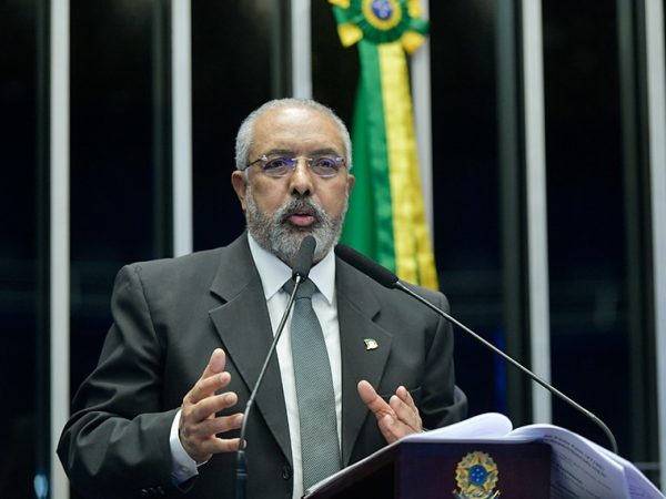 Em discurso, à tribuna, senador Paulo Paim (PT-RS).