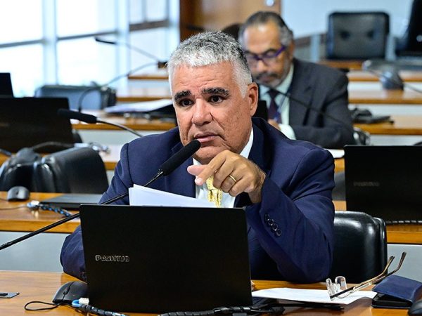 À bancada, em pronunciamento,  senador Eduardo Girão (Novo-CE).