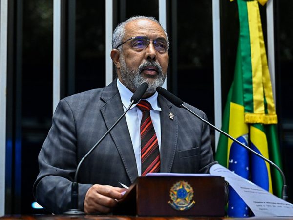 Em discurso, à tribuna, senador Paulo Paim (PT-RS).