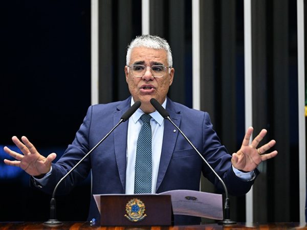 Em discurso, à tribuna, senador Eduardo Girão (Novo-CE).