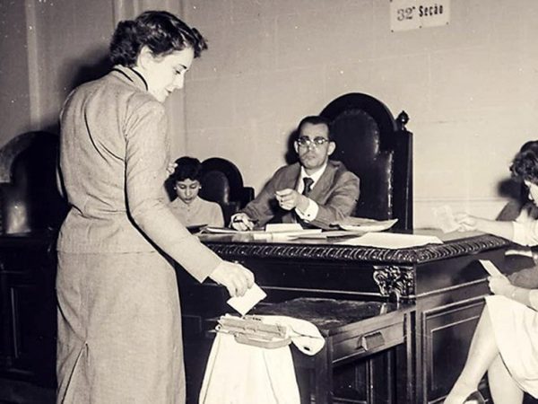 Em 1955, eleitora vota para presidente da República, no Rio: direito arduamente conquistado Arquivo Nacional