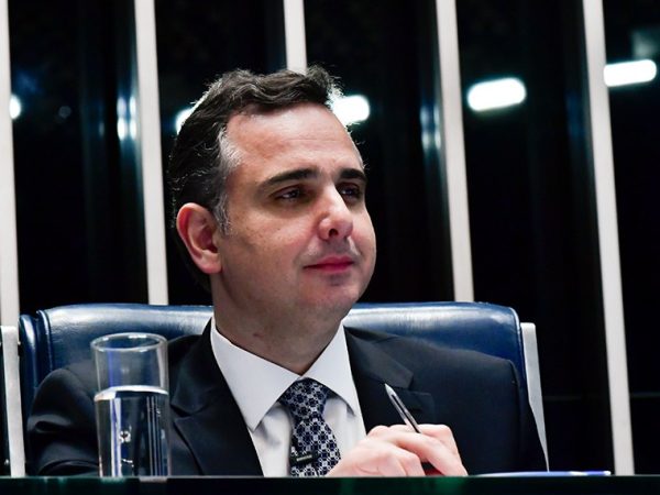 À mesa, presidente do Senado Federal, senador Rodrigo Pacheco (PSD-MG), conduz sessão.