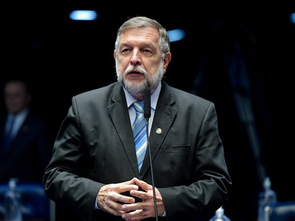 Senador Flávio Arns (PSB-PR), em pronunciamento, à bancada.
