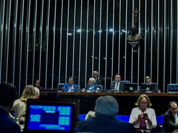 Mesa: 
senador Eduardo Braga (MDB-AM); 
líder do governo no Senado Federal, senador Jaques Wagner (PT-BA);
presidente do Senado Federal, senador Rodrigo Pacheco (PSD-MG); 
secretário-geral da Mesa do Senado Federal, Gustavo A. Sabóia Vieira.