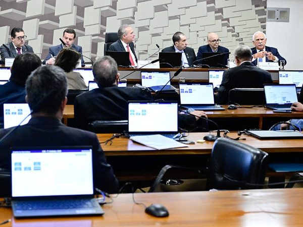 Mesa: 
presidente do Conselho Federal de Contabilidade (CFC), Joaquim de Alencar Bezerra Filho; 
diretor técnico do Instituto dos Auditores Independentes do Brasil (Ibracon), Rogerio Lopes Mota; 
presidente da CAE, senador Renan Calheiros (MDB-AL);
senador Jorge Kajuru (PSB-GO); 
superintendente de Normas Contábeis e de Auditoria da Comissão de Valores Mobiliários (CVM), Fabio Pinto Coelho; 
fundador e Presidente do Conselho de Administração da Trevisan Escola de Negócios, Antoninho Marmo Trevisan em pronunciamento.