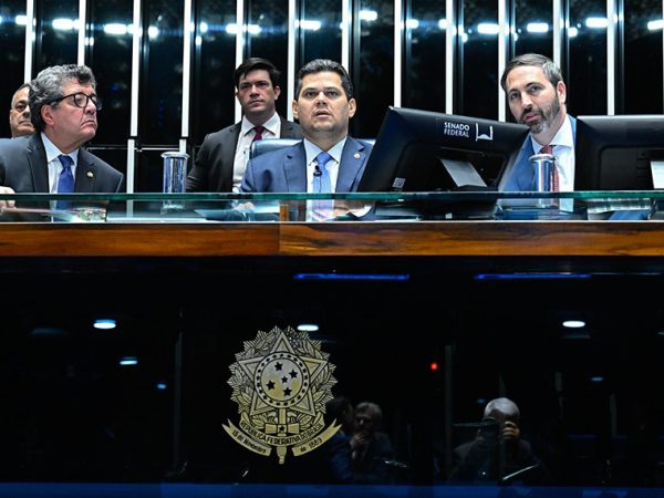 Mesa: 
senador Fernando Farias (MDB-AL);
presidente do Senado Federal, senador Davi Alcolumbre (União-AP) conduz sessão;
secretário-geral da Mesa do Senado Federal, Danilo Augusto Barboza de Aguiar.