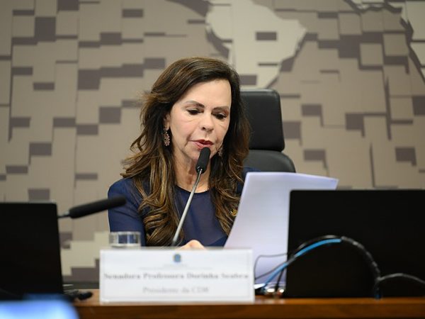 Presidente da CDR, senadora Professora Dorinha Seabra (União-TO) conduz reunião.